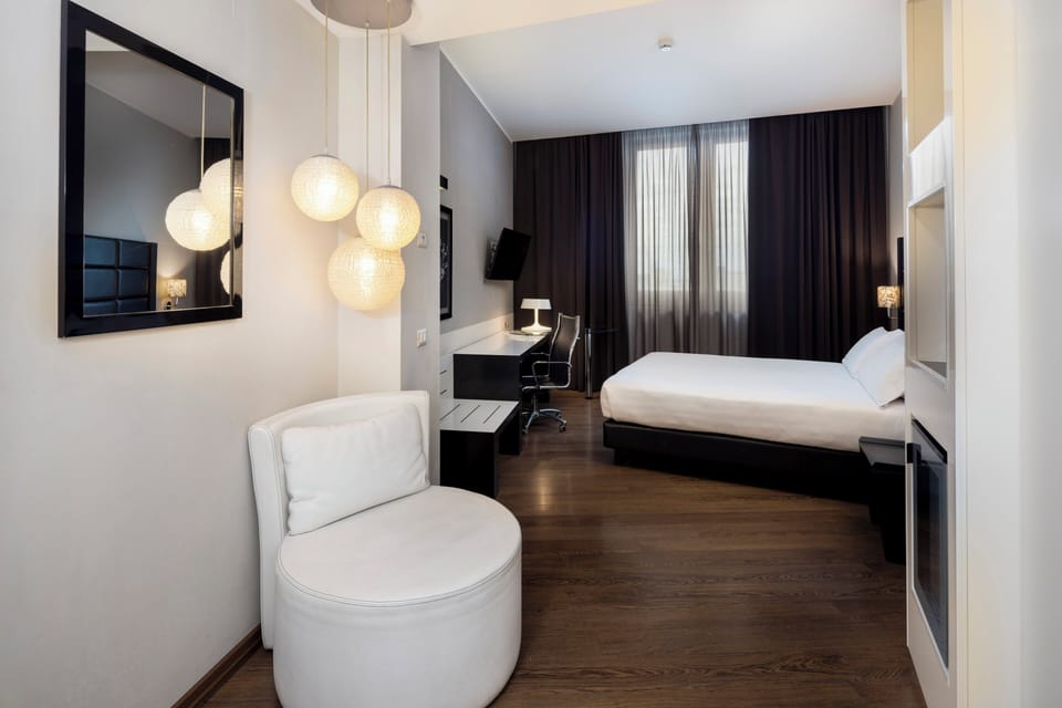 Premium Room | Premium bedding, minibar, in-room safe, desk