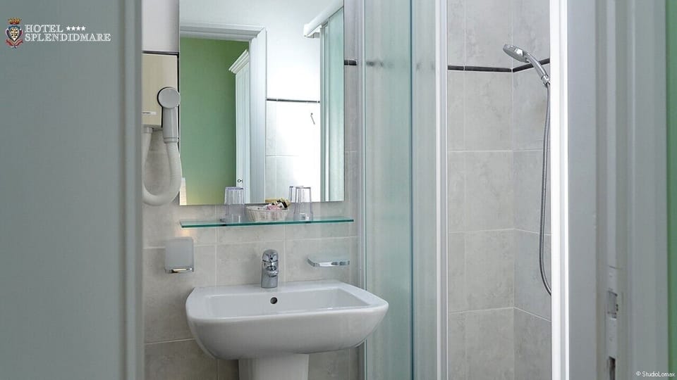 Classic Double Room | Bathroom | Combined shower/tub, rainfall showerhead, free toiletries, hair dryer