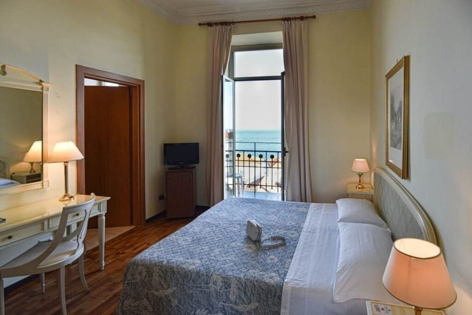 Doppia Superior vista mare con balcone | Minibar, in-room safe, individually decorated, desk
