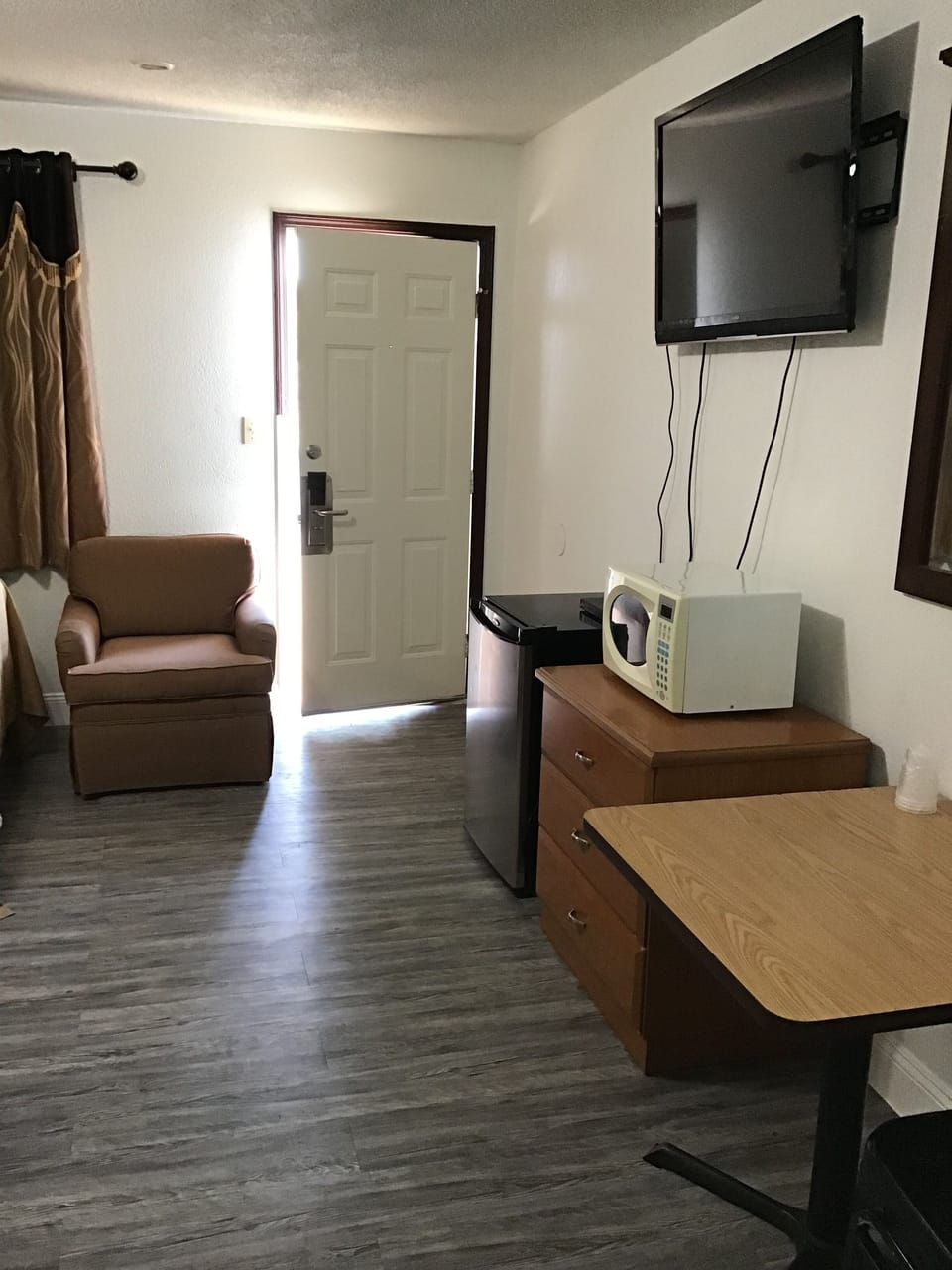Double Room, 2 Double Beds, Non Smoking | Living area | Flat-screen TV