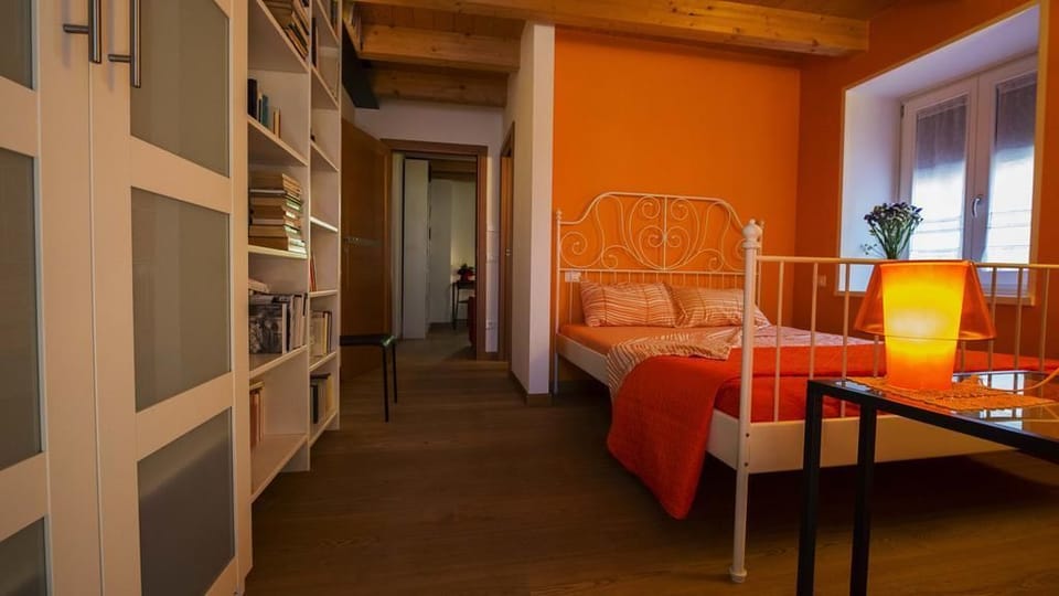 Desk, soundproofing, free WiFi, bed sheets
