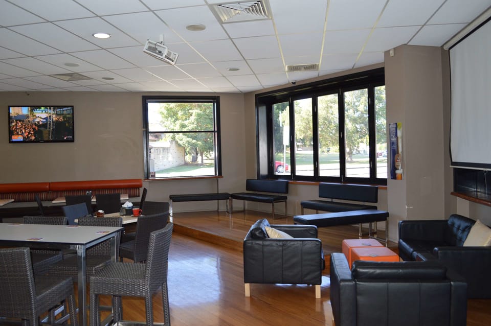 2 bars/lounges
