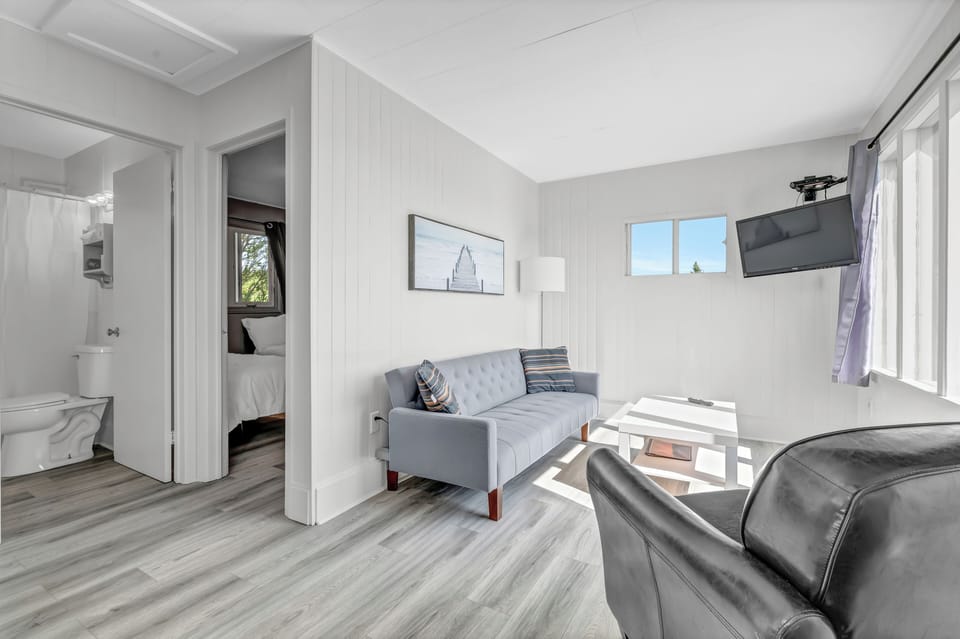 Soundproofing, WiFi (free), alarm clocks, bed sheets