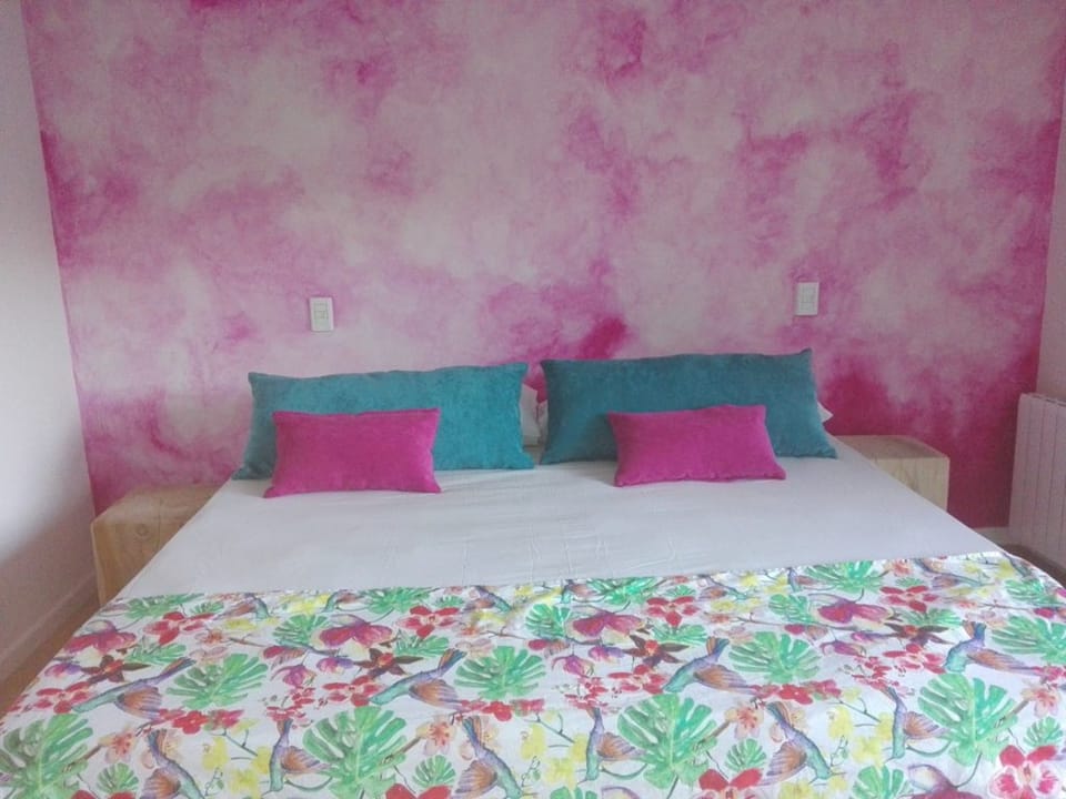 Deluxe Room, 1 King Bed, Non Smoking, Private Bathroom | Iron/ironing board, rollaway beds, free WiFi, bed sheets