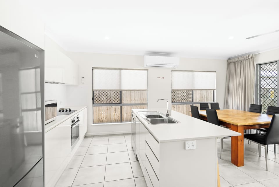 Full-size fridge, microwave, oven, stovetop