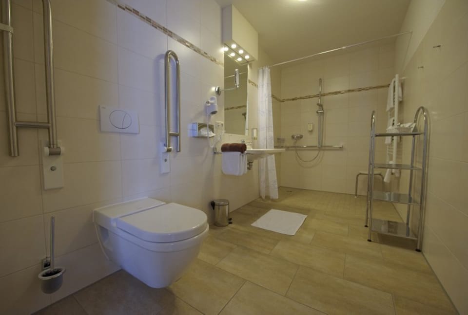 Double Room large Haus Altmühlaue | Bathroom | Shower, free toiletries, hair dryer, bathrobes