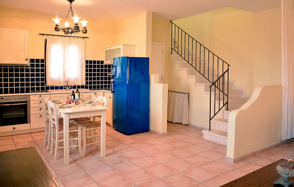 Full-size fridge, microwave, stovetop, dishwasher