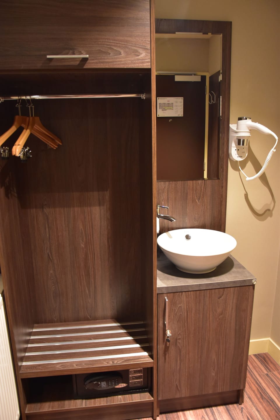 Double Room (Souterrain) | In-room safe, desk, iron/ironing board, free WiFi