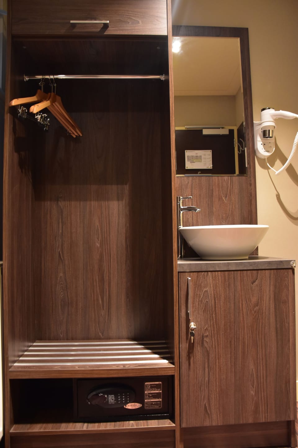 Single Room | In-room safe, desk, iron/ironing board, free WiFi