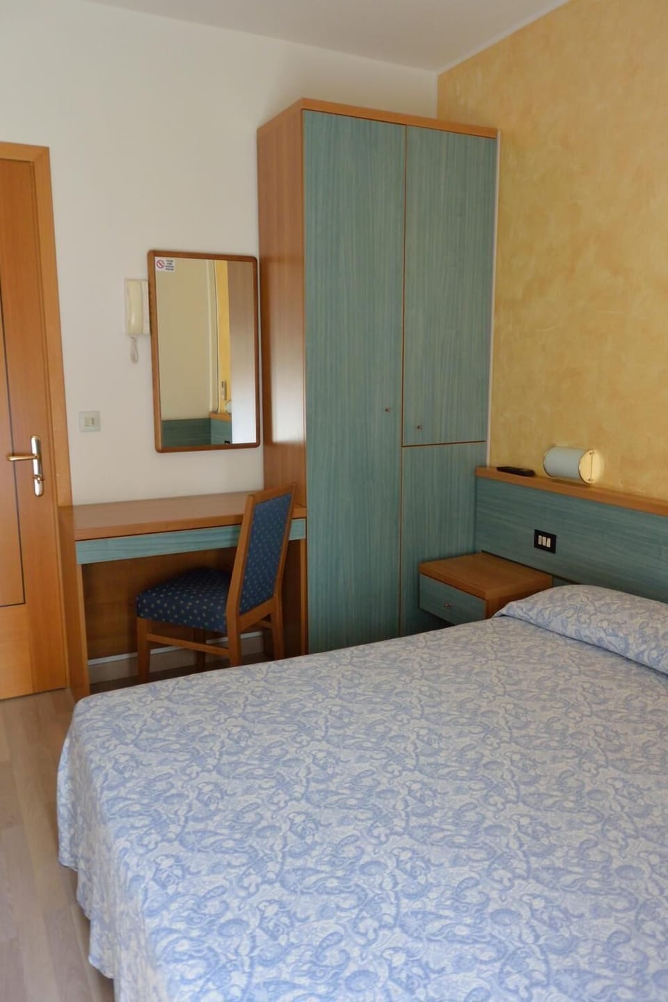 Premium bedding, in-room safe, desk, cribs (surcharge)