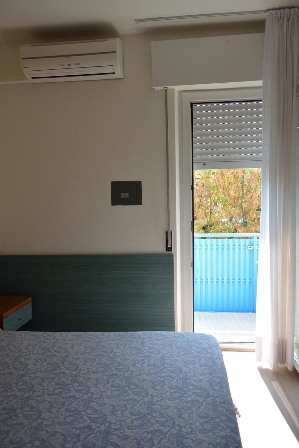 Premium bedding, in-room safe, desk, cribs (surcharge)