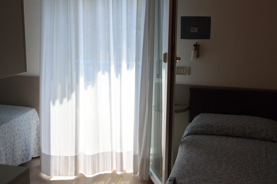 Premium bedding, in-room safe, desk, cribs/infant beds