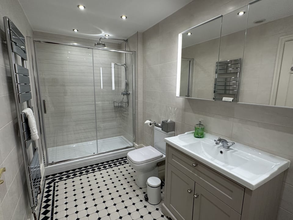 Luxury Quadruple Room, Multiple Beds, Jetted Tub, Ground Floor | Bathroom | Free toiletries, hair dryer, soap, shampoo