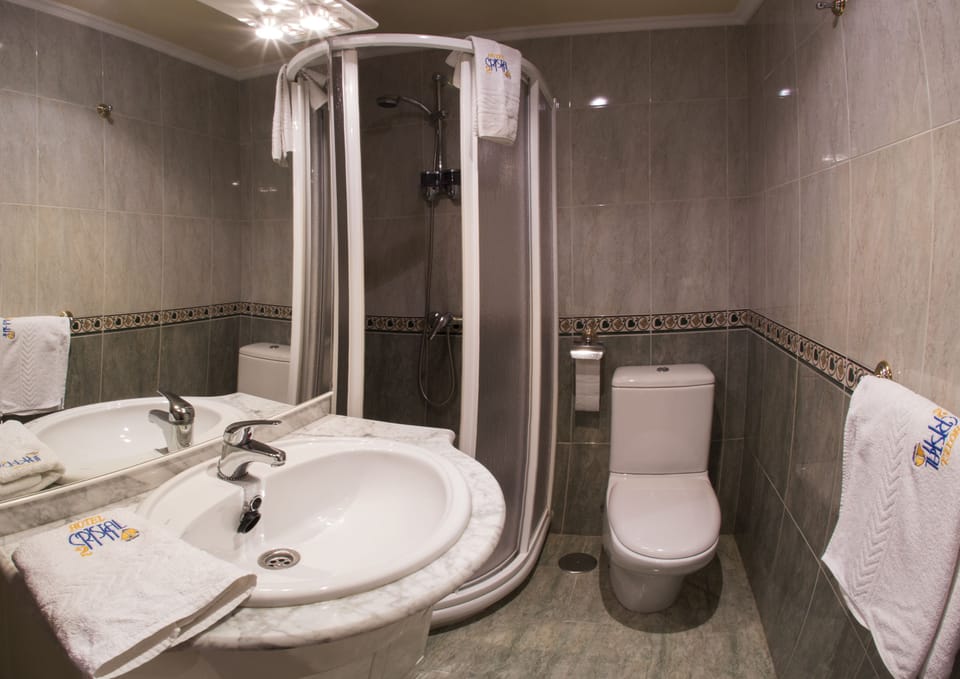 Standard Triple Room, 3 Bedrooms | Bathroom | Hair dryer, towels