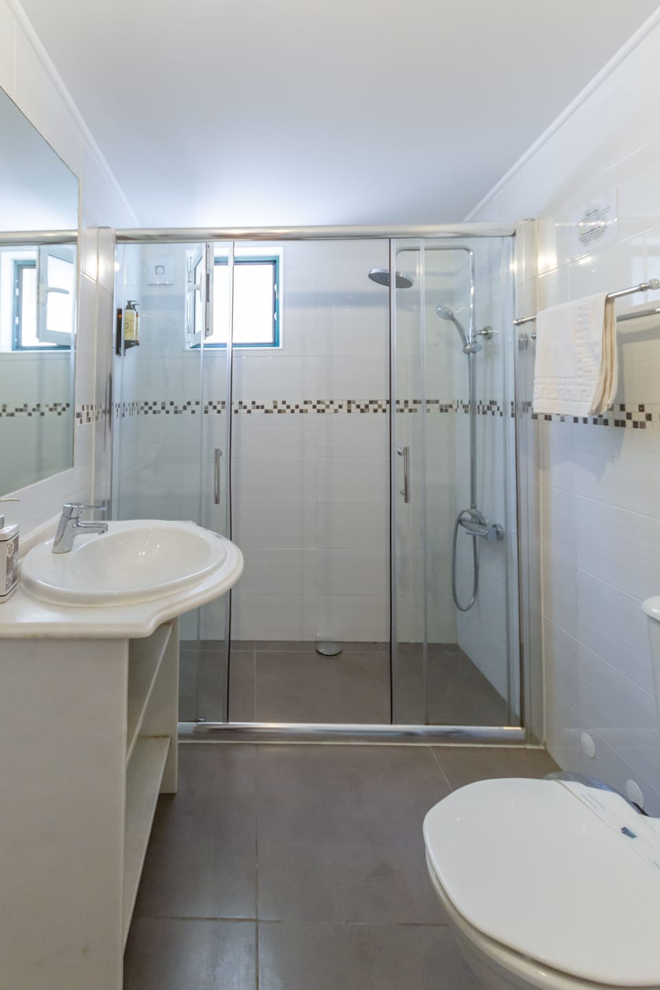 Apartment, 1 Bedroom (2 Guests) | Bathroom | Free toiletries, hair dryer, towels