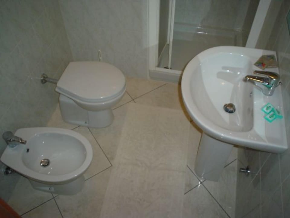Triple Room | Bathroom | Hair dryer, towels, soap, shampoo