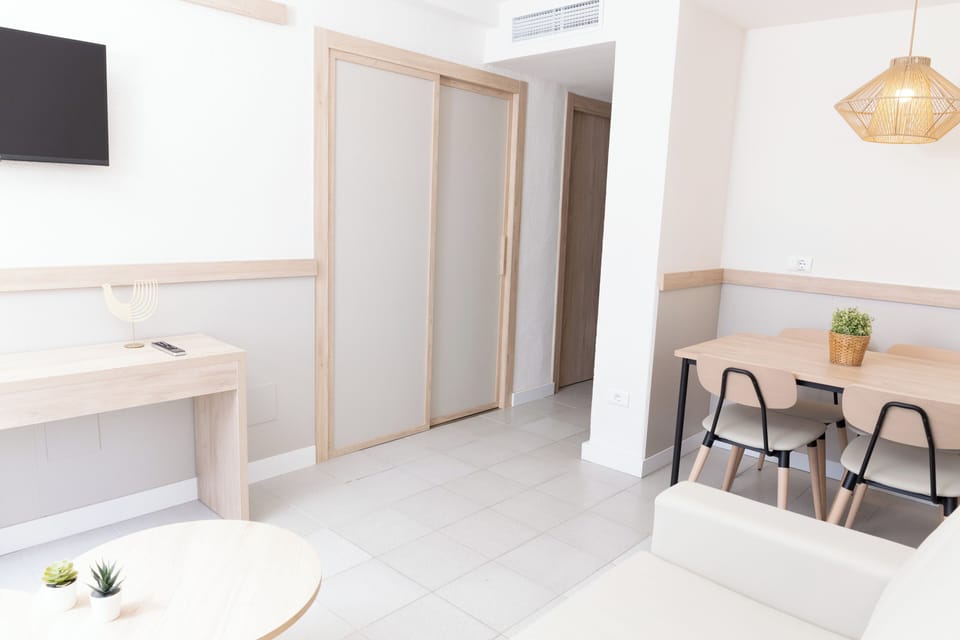 2 bedrooms, in-room safe, iron/ironing board, WiFi (free)