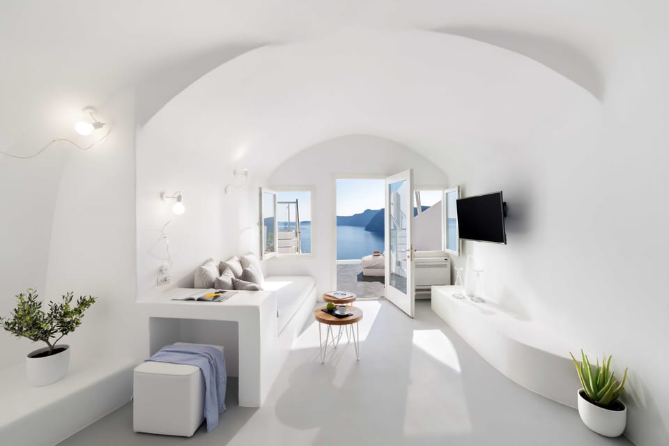 Suite (Cave, Plunge Pool Heated) | In-room safe, desk, free WiFi, bed sheets