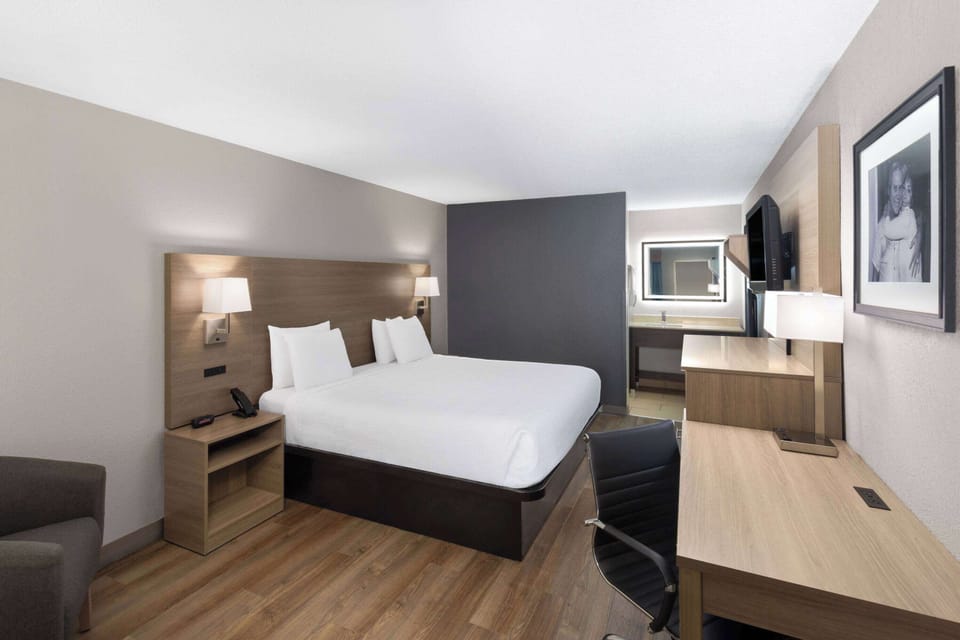 Standard Room, 1 King Bed | Desk, laptop workspace, blackout drapes, soundproofing
