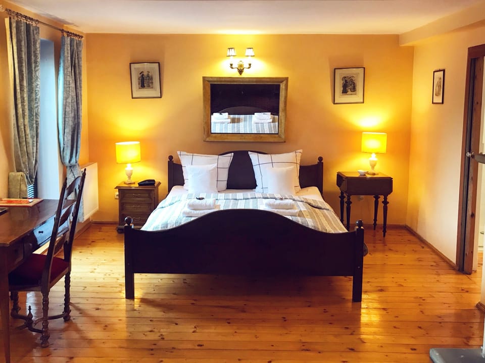 Junior Studio Suite, 1 Queen Bed, Non Smoking | Premium bedding, individually decorated, individually furnished, desk