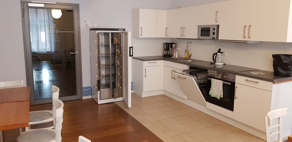 Basic Twin Room, 2 Twin Beds | Shared kitchen