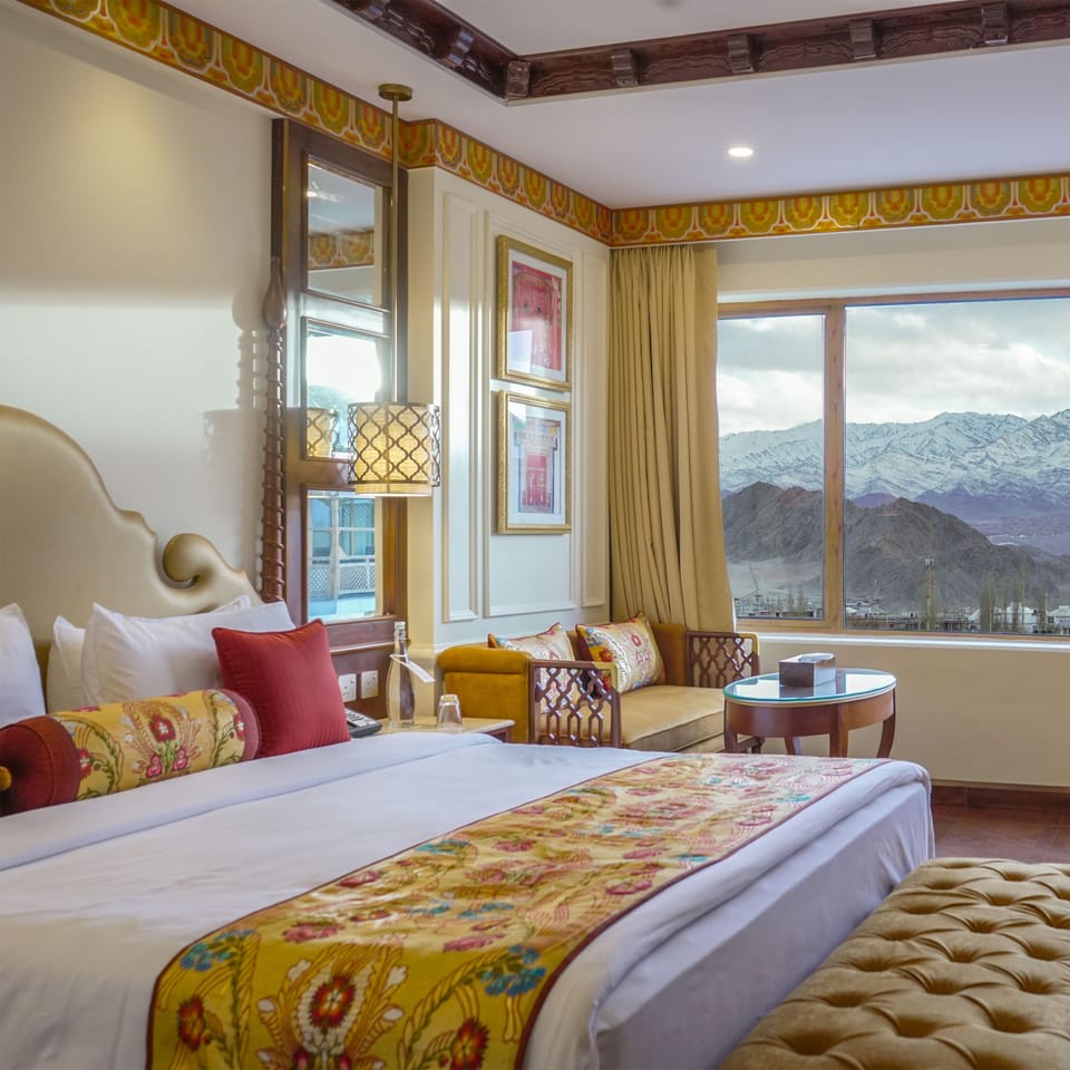Luxury Room | Minibar, in-room safe, desk, blackout drapes