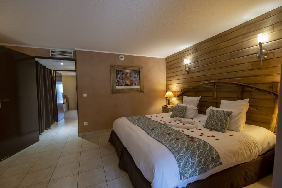 Junior Suite | Premium bedding, pillowtop beds, in-room safe, blackout drapes
