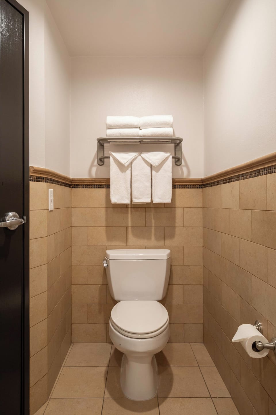 Combined shower/tub, free toiletries, hair dryer, towels