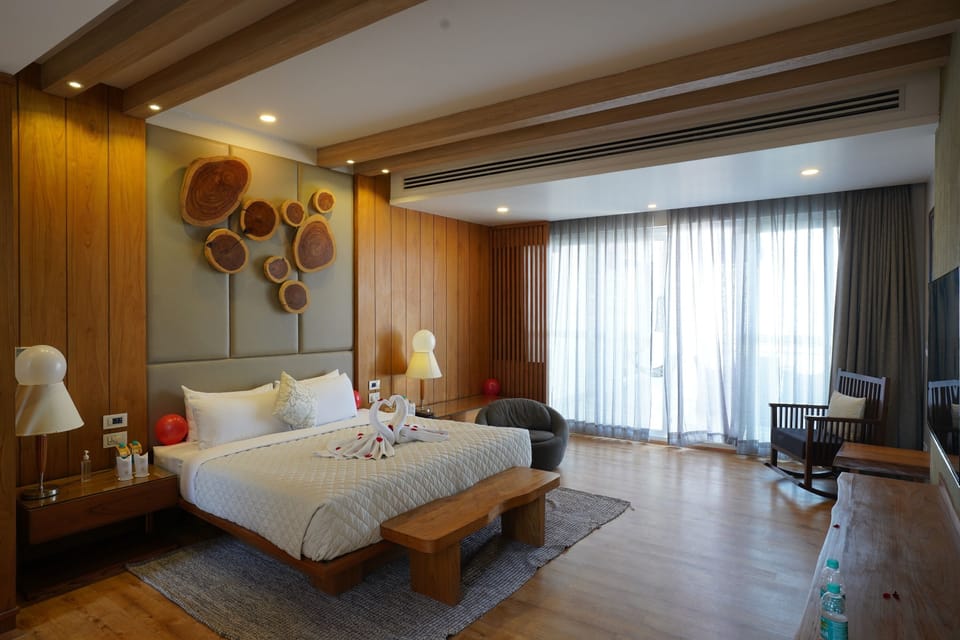 Presidential Suite | Bathroom | Separate tub and shower, rainfall showerhead, free toiletries