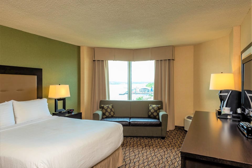 Premium Room, 1 King Bed with Sofa bed | Premium bedding, pillowtop beds, in-room safe, desk