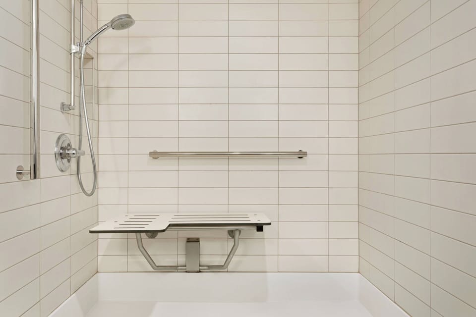 Combined shower/tub, free toiletries, hair dryer, towels
