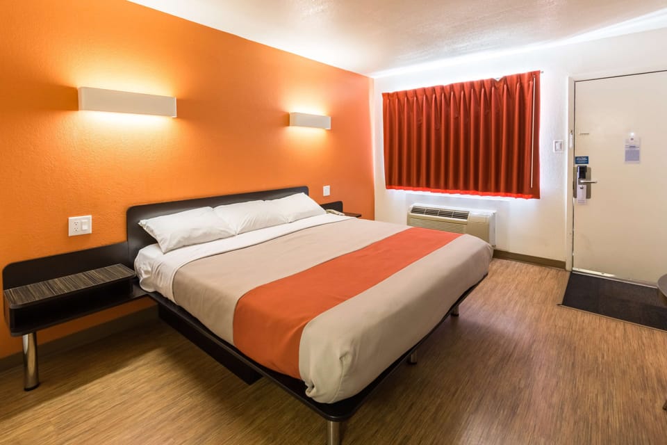 Minibar, desk, free WiFi, bed sheets