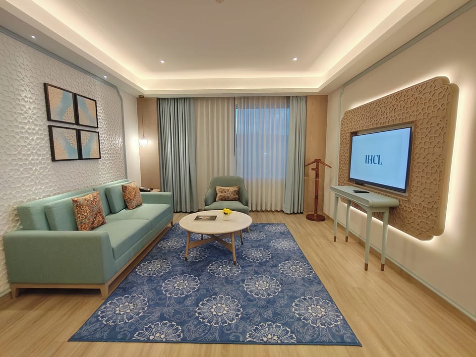 Premium Suite | Living area | TV