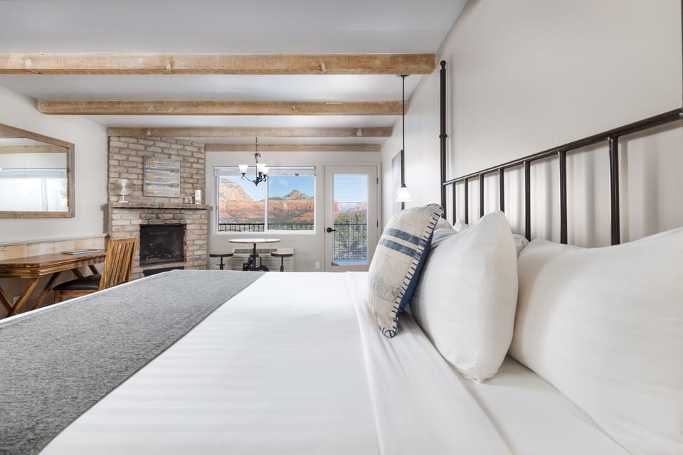 Premier Room, 1 King Bed | Free WiFi, bed sheets