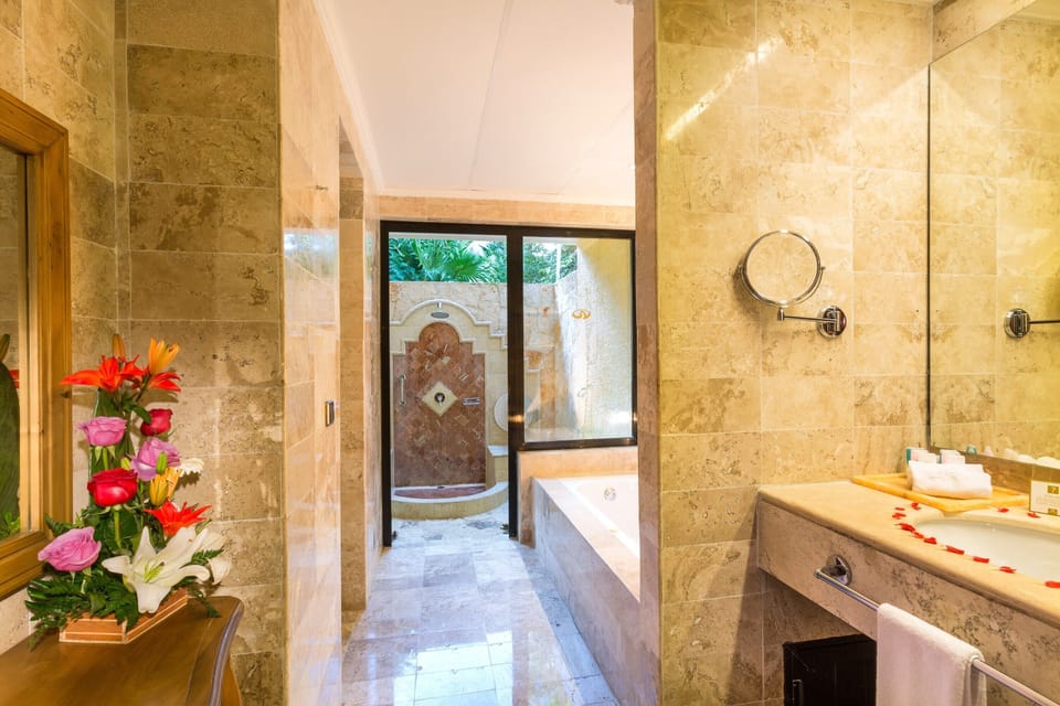 Romance Villa Suite Poolside | Bathroom | Free toiletries, hair dryer, bathrobes, towels