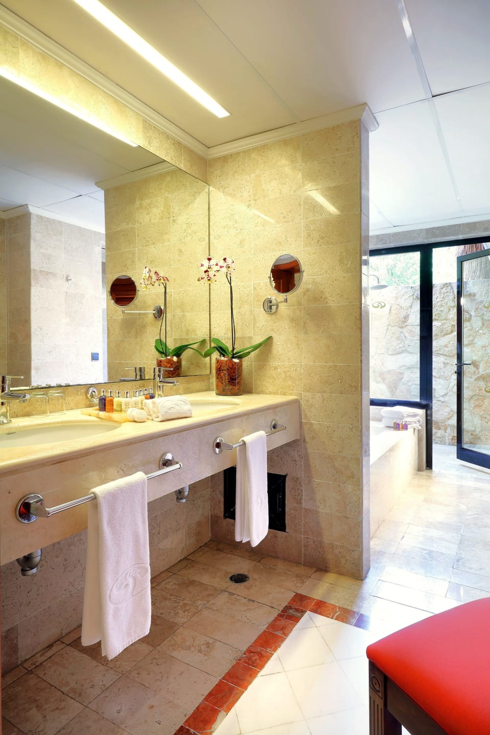 Romance Villa Suite Poolside | Bathroom | Free toiletries, hair dryer, bathrobes, towels