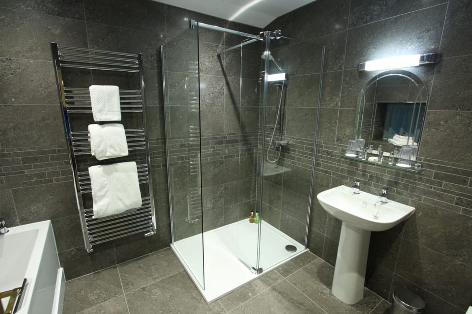 Family Room | Bathroom | Combined shower/tub, hair dryer, towels