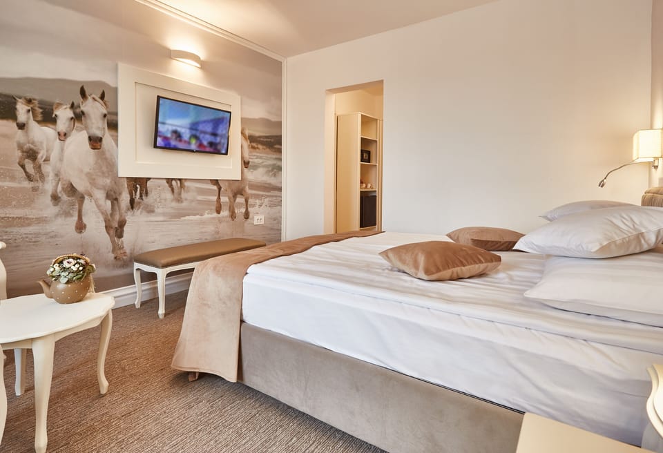 Deluxe Double Room | Minibar, in-room safe, desk, laptop workspace