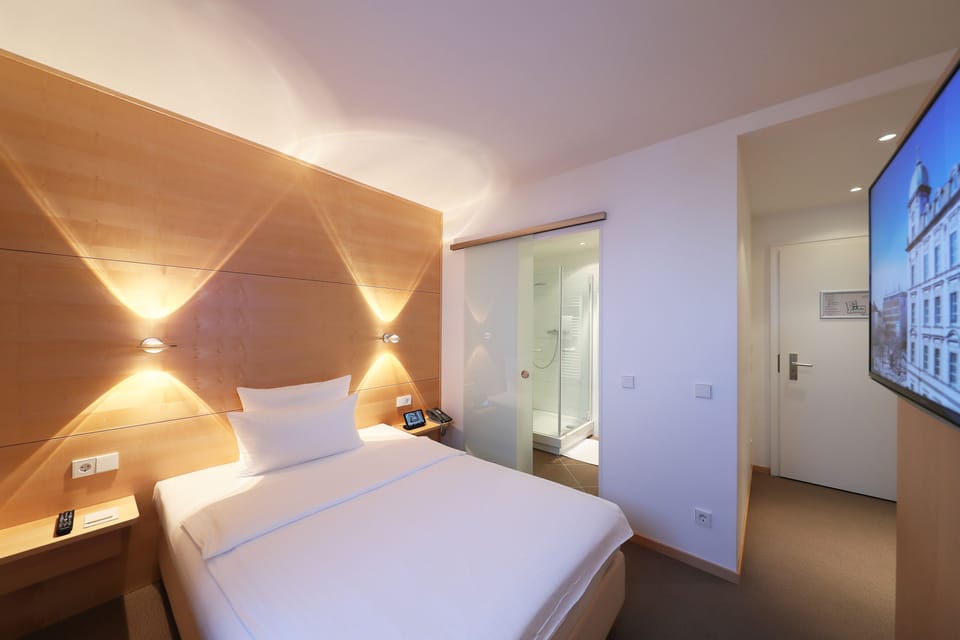 Urban single room | Hypo-allergenic bedding, in-room safe, individually decorated