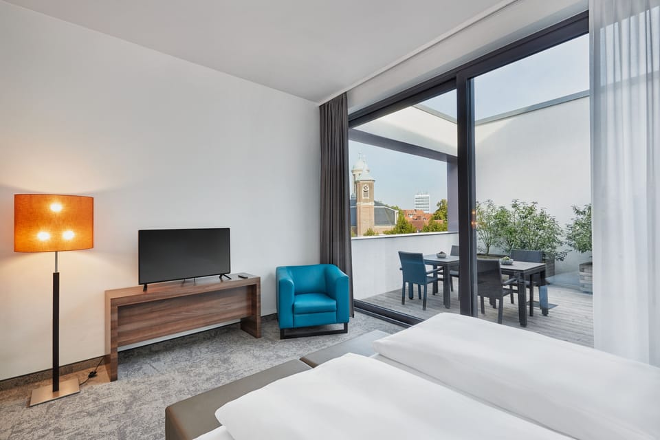 Suite | In-room safe, desk, soundproofing, free WiFi