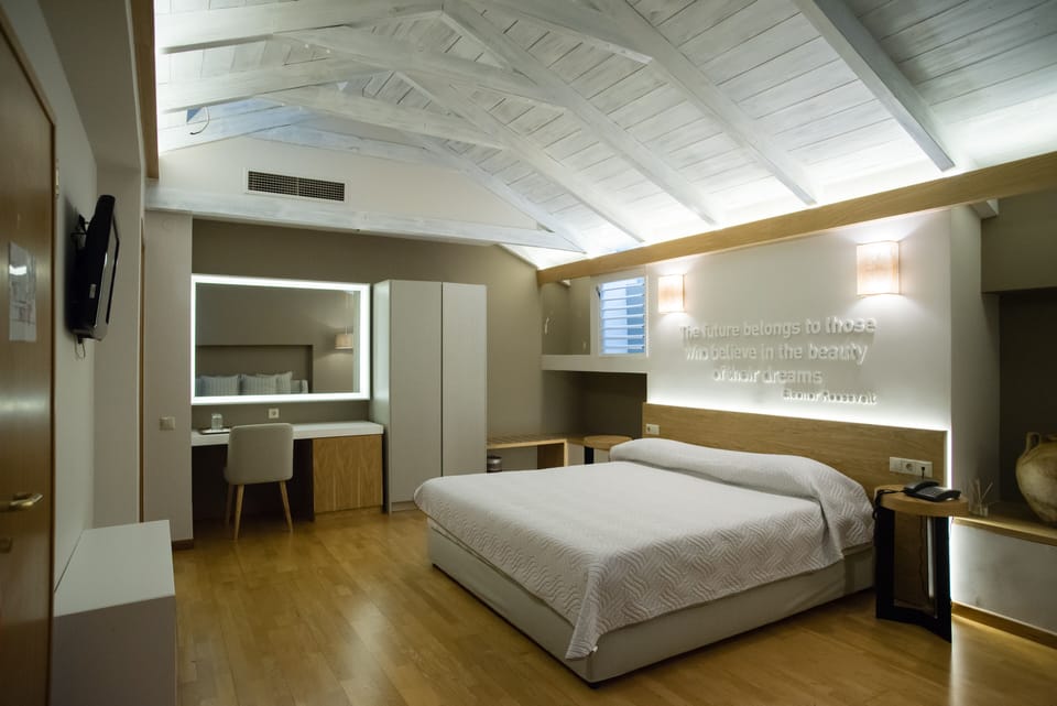 Executive Double Room | Minibar, in-room safe, desk, soundproofing
