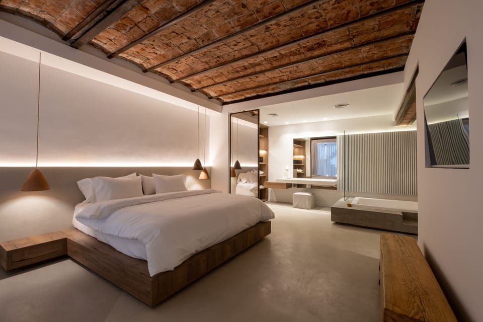 Suite Azur | Minibar, in-room safe, individually decorated, desk