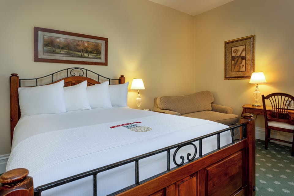 In-room safe, laptop workspace, iron/ironing board, free WiFi