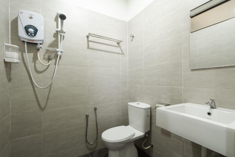 Shower, free toiletries, hair dryer, bidet