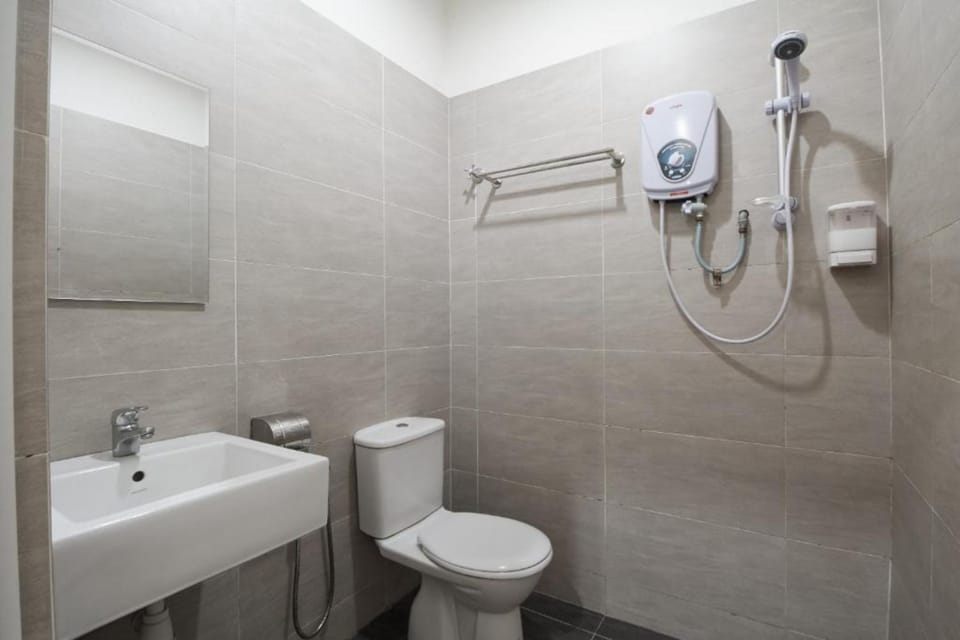Deluxe Queen Room, No Window | Bathroom | Shower, free toiletries, hair dryer, bidet