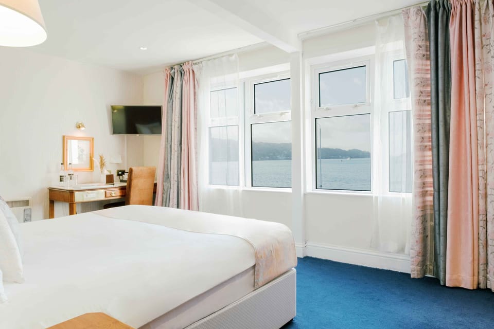 Superior King Bay View | In-room safe, desk, bed sheets