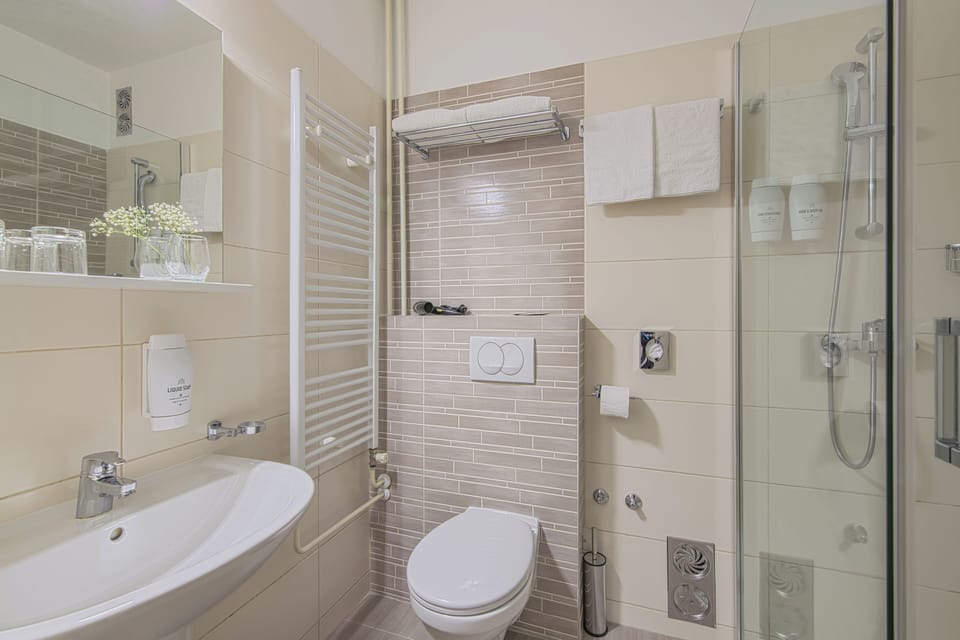 Standard Twin Room | Bathroom | Shower, free toiletries, hair dryer, towels