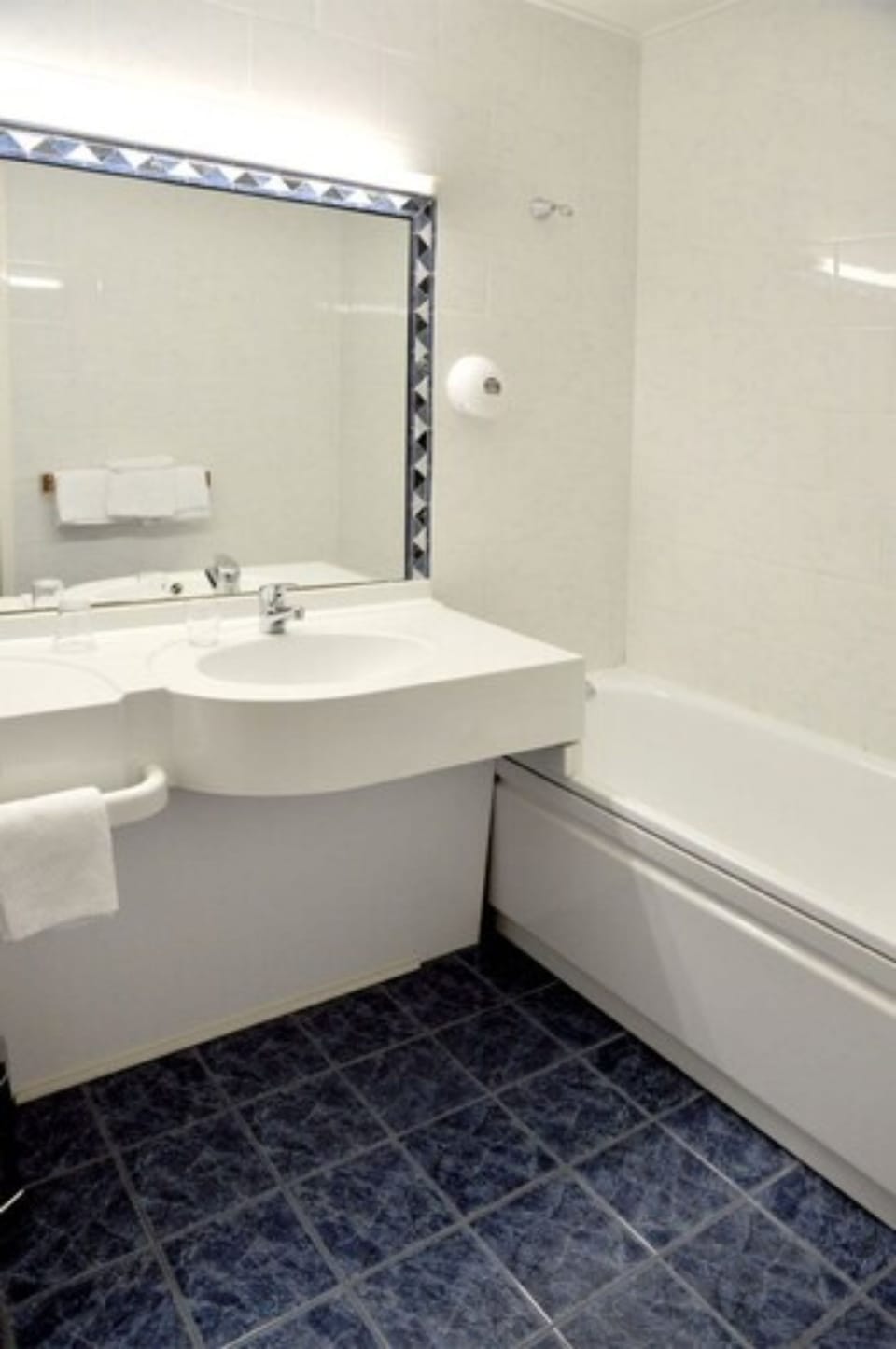 Standard Double Room | Bathroom | Bathtub, hair dryer, towels