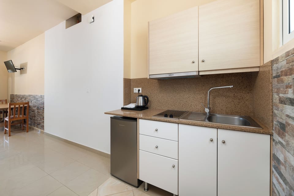 Deluxe Double room with Sea view (Apartment 13) | Private kitchen | Coffee/tea maker, electric kettle