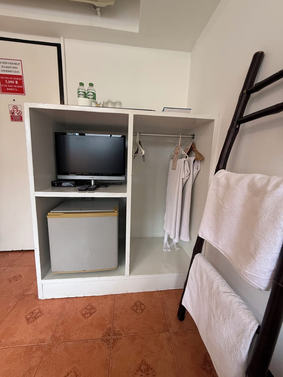 Standard Twin Room | Minibar, in-room safe, desk, blackout drapes